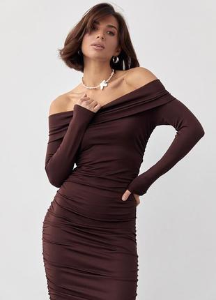 Платье женское силуэтное с драпировкой и открытыми плечами коричневое3 фото