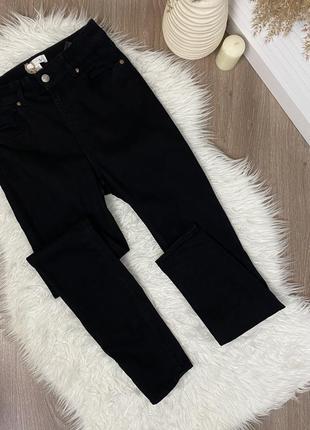 Чорні джинси скіні