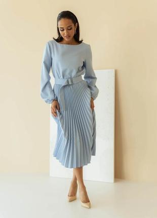 Демісезонна сукня класична з спідницею плісе нижче коліна та поясом 42-52 розміри блакитна