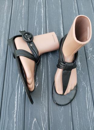 Класні шкіряні босоніжки