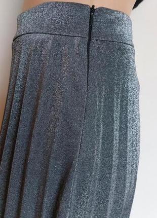 Стильная серебристая юбка миди, плиссе5 фото