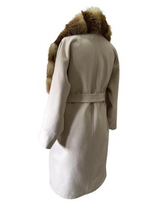 Элегантное бежевое пальто без подкладки с воротником из натурального меха лисы 46 ro-270054 фото