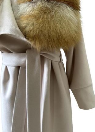 Элегантное бежевое пальто без подкладки с воротником из натурального меха лисы 46 ro-270052 фото