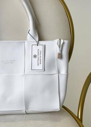 Классическая белая сумка bottega veneta  без декора вместительная бренда ботега2 фото