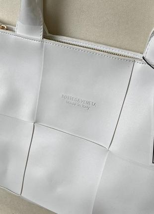 Классическая белая сумка bottega veneta  без декора вместительная бренда ботега3 фото