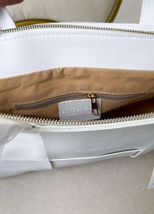 Классическая белая сумка bottega veneta  без декора вместительная бренда ботега4 фото