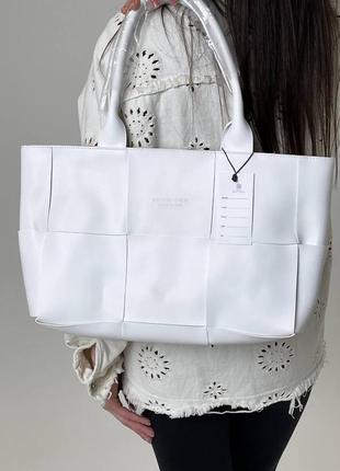 Классическая белая сумка bottega veneta  без декора вместительная бренда ботега7 фото