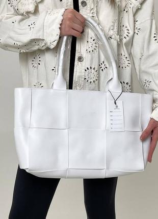 Классическая белая сумка bottega veneta  без декора вместительная бренда ботега9 фото
