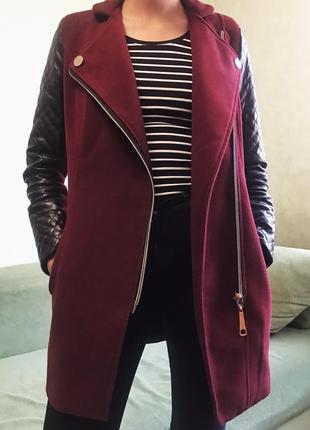 Бордовое демисезонное пальто с кожаными рукавами2 фото