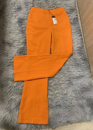 Оранжевые брюки3 фото