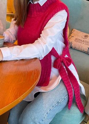 Желет, в наявності у стильному чорному кольорі. 100% натуральний склад