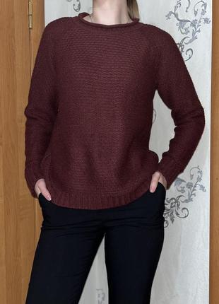 Теплый вязаный бордовый свитер