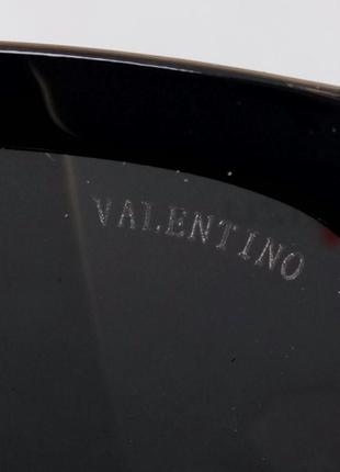 Окуляри в стилі valentino жіночі сонцезахисні вузькі чорні з червоними дужками8 фото