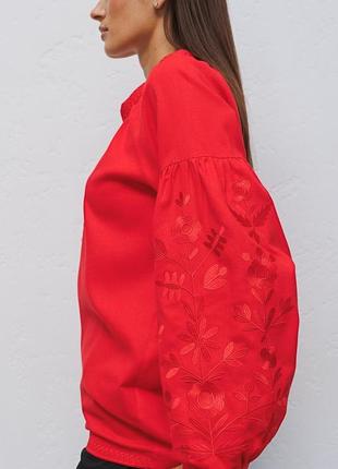 Стильная женская вышиванка красного цвета вышита красными нитями гладью1 фото