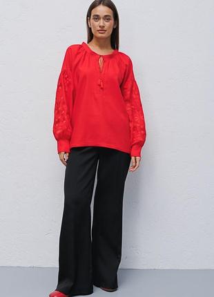 Стильная женская вышиванка красного цвета вышита красными нитями гладью7 фото