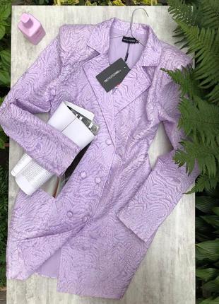 Платье-пиджак лилового цвета с подкладкой и поролоновыми вставками.