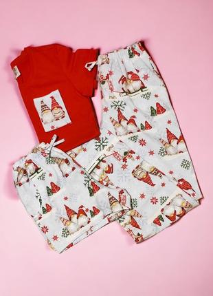 Тепла фланелева піжама з футболкою, шортами та штанами у новорічний принт з гномами