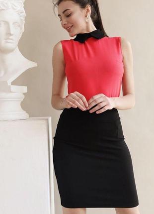 Стильне коротку сукню з комірцем