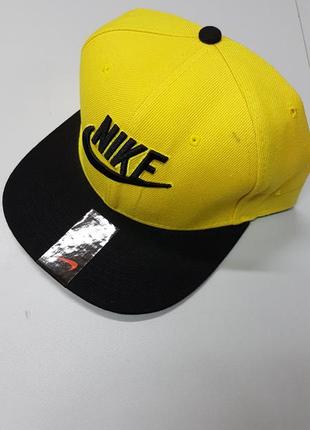 Кепка з прямим козирком nike