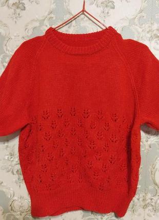 Жилет в'язаний червоного кольору