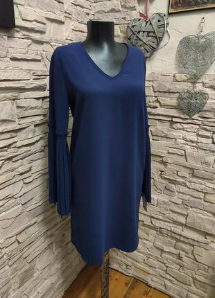 Очень стильнное женственное вечернее платье синее прямое плиссерованые рукава tahari