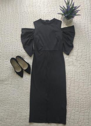 Сукня з оголеными плечима