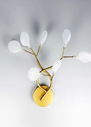 Флористичний настінний світильник у золотому корпусі на 7 плафонів