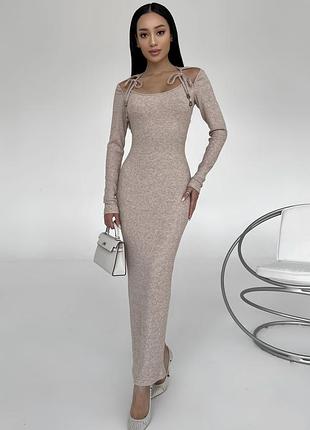 Платье в рубчик с открытыми плечами и разрезом сзади