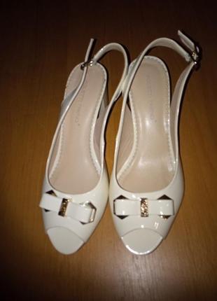 Изысканные босоножки