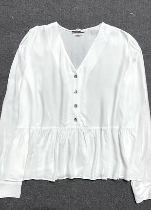 Однотонна легка блуза на гудзичках прямого крою4 фото