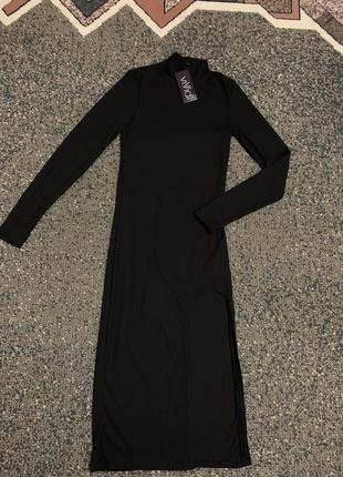 Чорна трикотажна сукня з розрізом на нозі