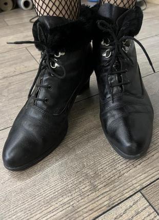 Вінтажні чобітки на шнурівці та з узліском padoflex.