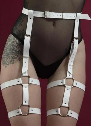 Гартеры в білому