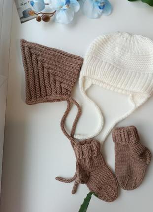 Вязаная шапка для новорожденных носочки