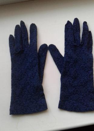 Мереживні ажурні гіпюрові тонкі стрейчеві рукавички темно-синього кольору4 фото