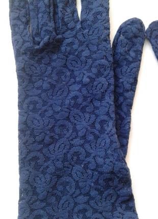 Кружевные ажурные гипюровые тонкие стрейчевые перчатки темно-синего цвета5 фото