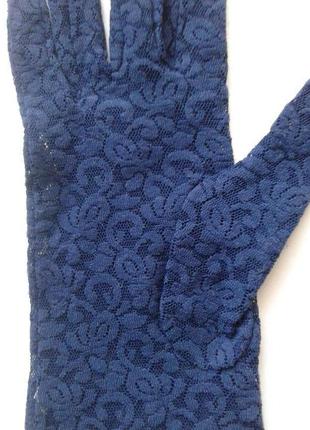 Кружевные ажурные гипюровые тонкие стрейчевые перчатки темно-синего цвета
