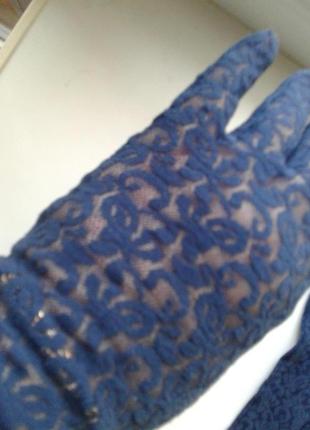 Кружевные ажурные гипюровые тонкие стрейчевые перчатки темно-синего цвета