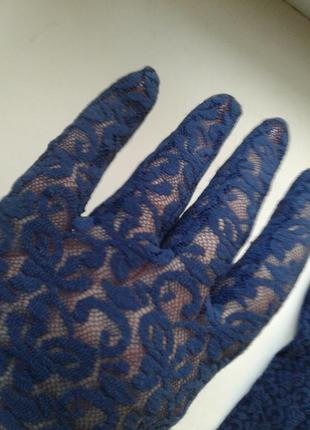 Кружевные ажурные гипюровые тонкие стрейчевые перчатки темно-синего цвета