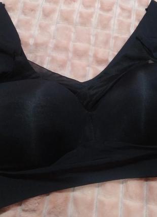 Бесшовный топ с чашечками.