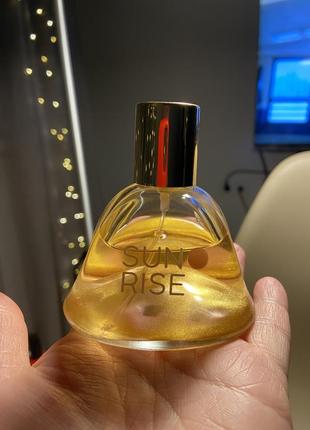 Sunrise dilis parfum вода золотого цвета переливается