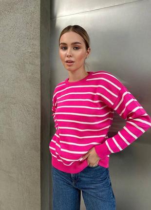 Стильный женский полосатый свитер свободного кроя и полоску