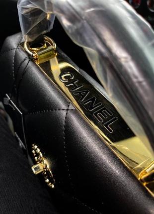 Черная кожаная сумка chanel с золотым ремешком10 фото