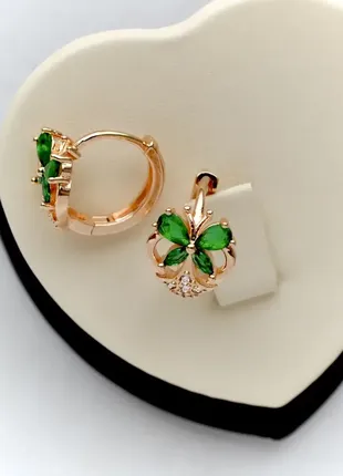 Красивые позолоченные эрежки-кольца с зелеными кристаллами xuping m&amp;l. (медицинское золото)