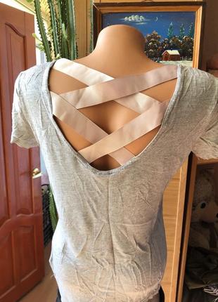 Серая футболка с красивой спинкой