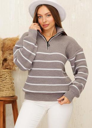 Женский теплый свитер оверсайз з високим воротником на змейке белый в полоску5 фото