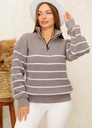 Женский теплый свитер оверсайз з високим воротником на змейке белый в полоску9 фото