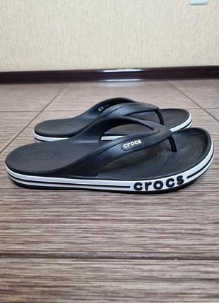 Шлепанцы, вьетнамки кроксы crocs bayaband flip black / white2 фото