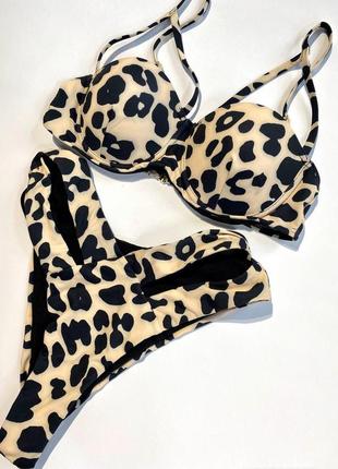 Купальник с леопардовым принтом.