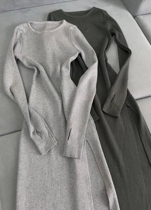 Сукня з розрізом на нозі довга однотонна в рубчик з довгими рукавами